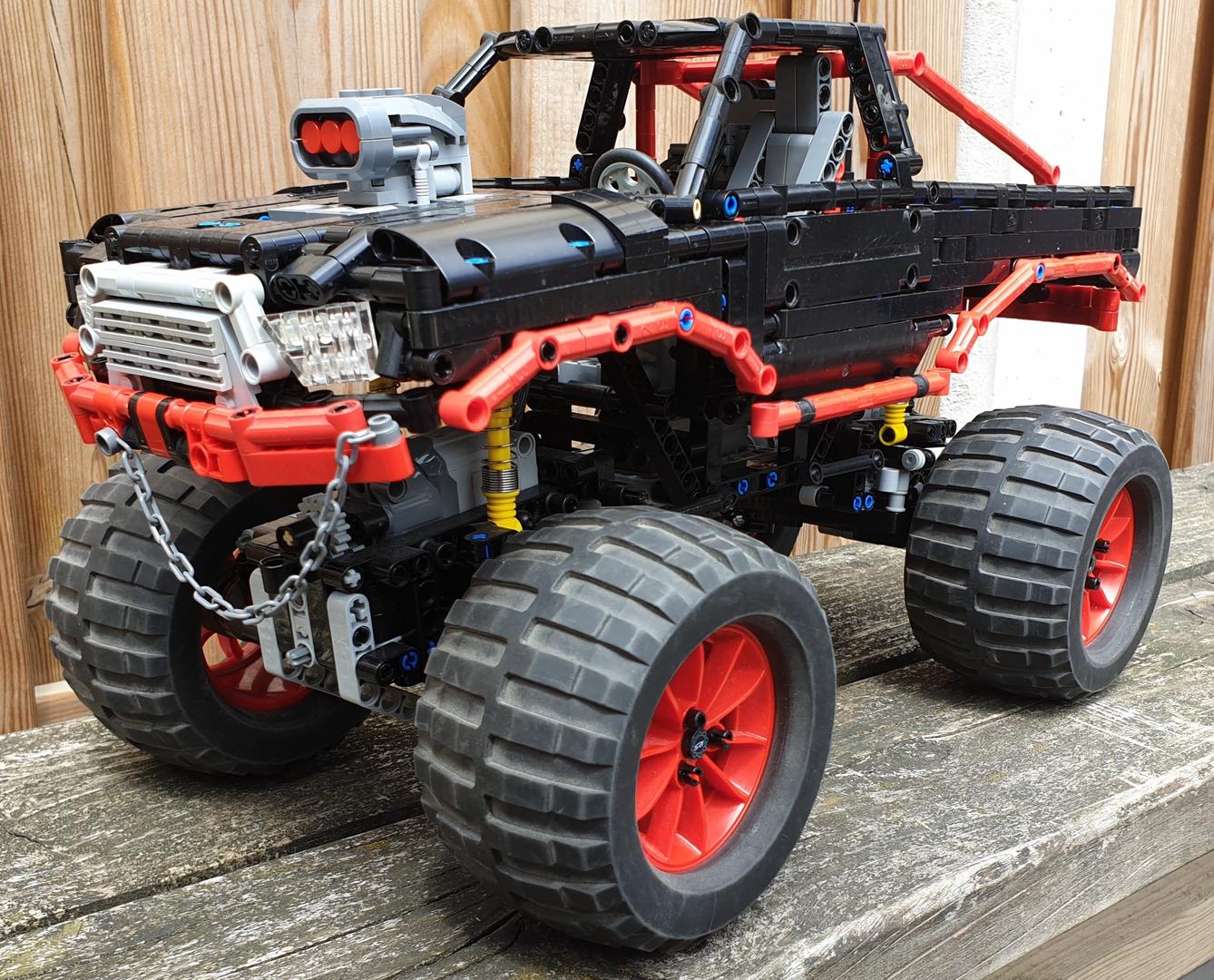 monster truck with automated differential lock