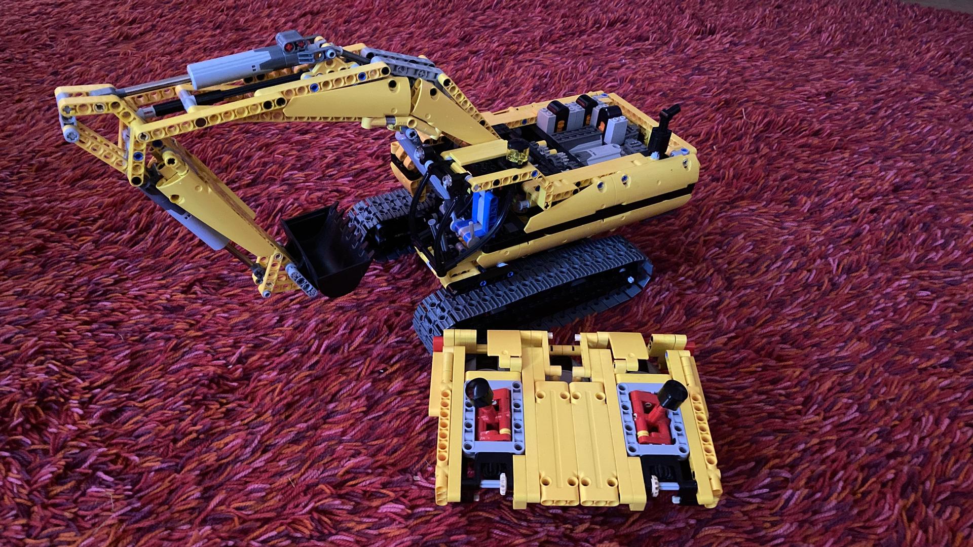 LEGO MOC Ultimate Excavator Controller by Mäkkes Rebrickable Build